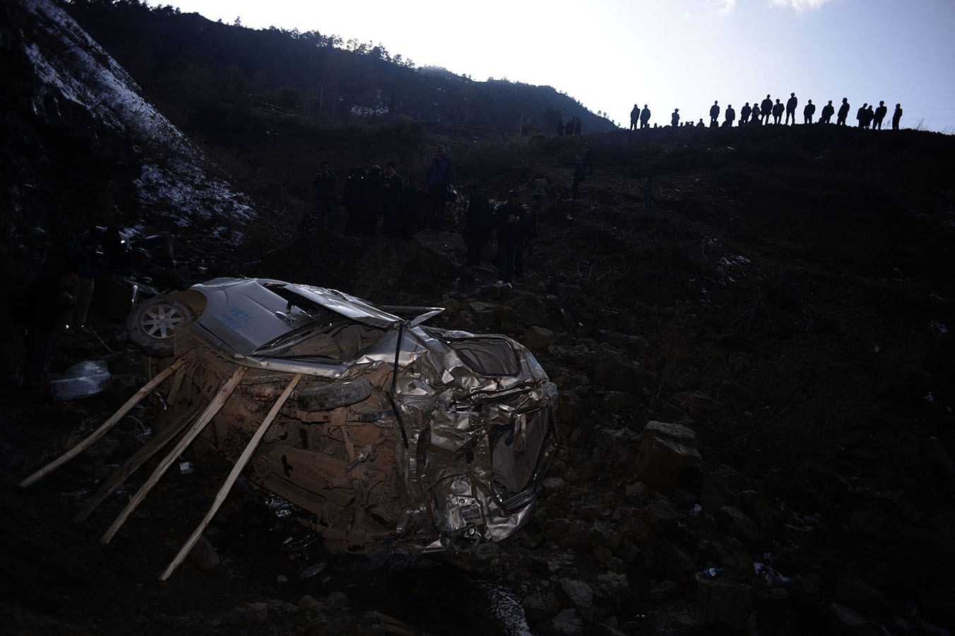 黄石旅游面包车坠毁：汽车变成火球，至少8人死亡