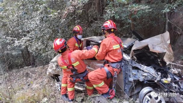 黄石旅游面包车坠毁：汽车变成火球，至少8人死亡